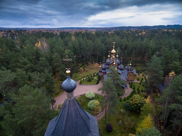 Orthodoxe Kirche mit goldenen Kuppeln mitten im Wald. Foto in hoher Qualität