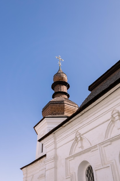 Orthodoxe Kirche mit Kuppeln gegen den Himmel