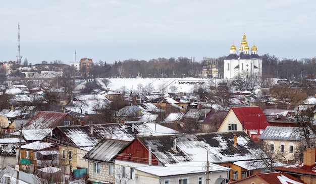 Orthodoxe Kirche St. Katharina in der ukrainischen Stadt Tschernihiw und Blick auf die Stadt im Winter mit Schnee. Alter schöner Tempel in der Stadt.