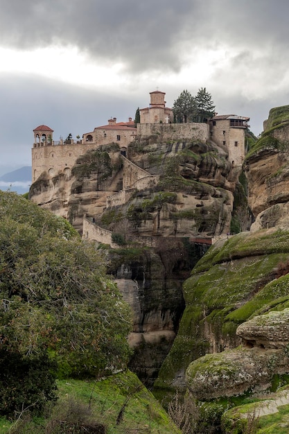 Orthodoxe Klöster von Meteora Griechenland auf den in Nebel gehüllten Felsen