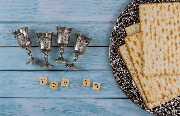 Orthodoxer Jude zubereitet mit vier Tasse Wein koscher Matzah auf traditionellem jüdischem Passah