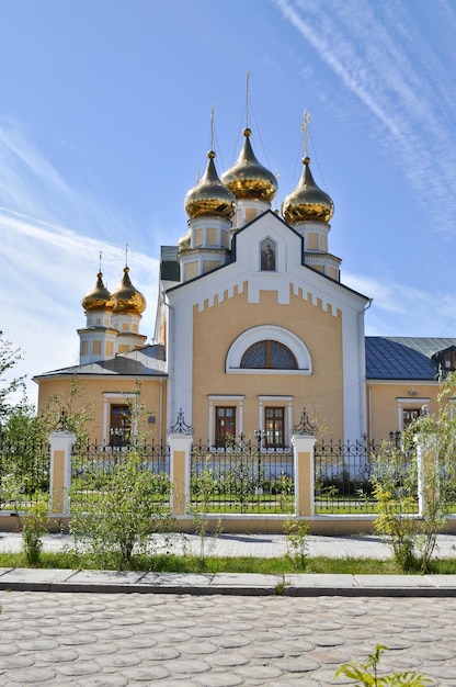 Orthodoxer Tempel auf dem Hintergrund des blauen Himmels