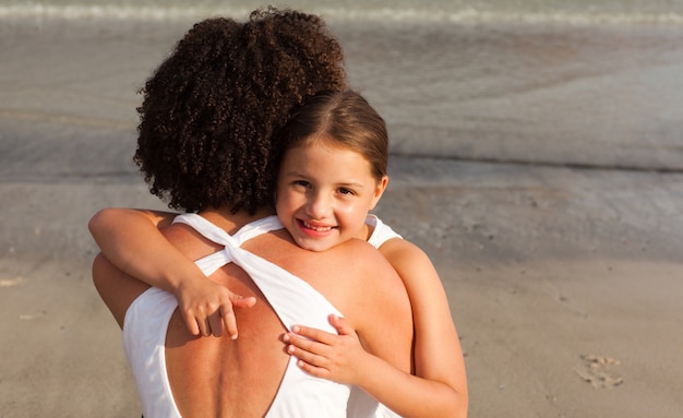 Foto ortrait de uma linda filha abraçando sua mãe