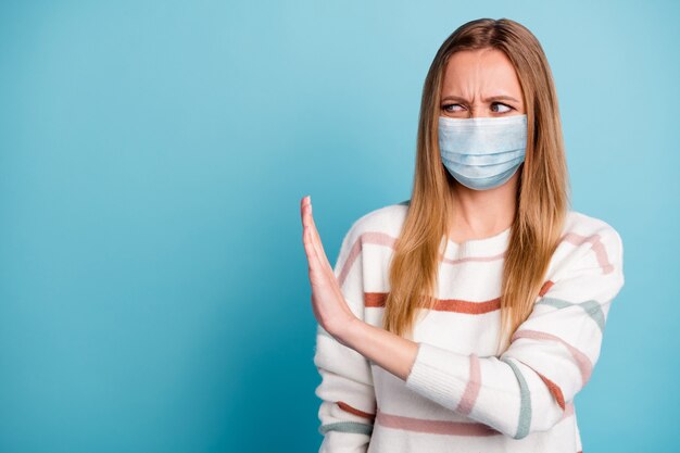 ortrait of girl usar máscara de segurança mostrar sinal de stop gripe contaminação cov influenza