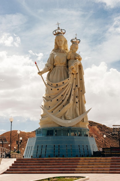 Oruru Bolívia dezembro 2019 Monumento a la Virgen Candelaria Virgin Mary com bebê