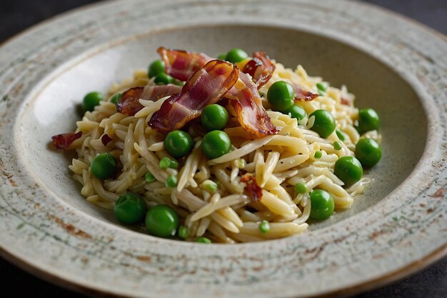 Orzo com bacon cremoso e molho de ervilha