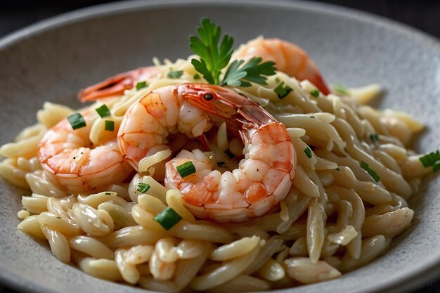 Foto orzo com molho de camarão cremoso de limão e alho