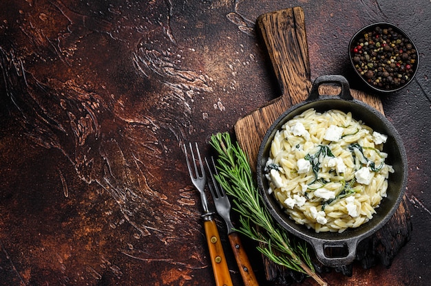 Orzo primavera con espinacas de verduras verdes