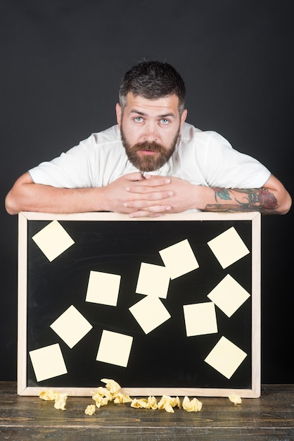 Os adesivos observam as notas de papel vazias fixadas no lembrete de negócios de emprego de gestão do conselho e