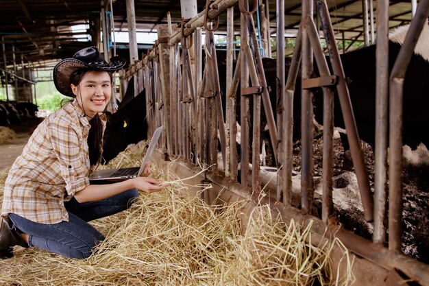 Os agricultores asiáticos estão felizes em manter uma fazenda leiteira moderna e limpa que atenda aos padrões.