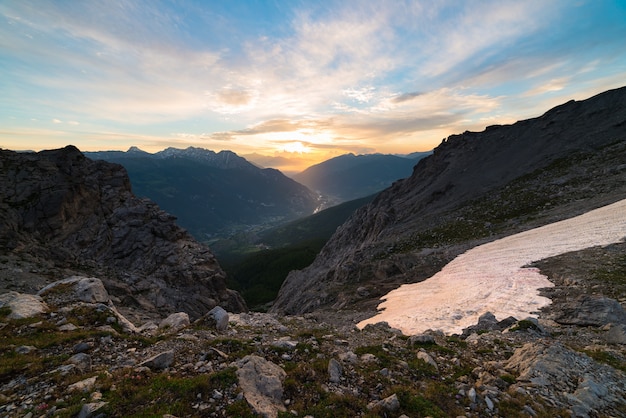 Foto os alpes ao nascer do sol. picos majestosos do céu colorido, vales dramáticos, montanhas rochosas. visão expansiva de cima.