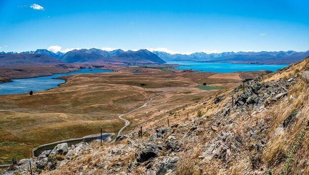 Os Alpes do Sul ao fundo O Lago Alexandrina está à esquerda e o Lago Tekapo à direita