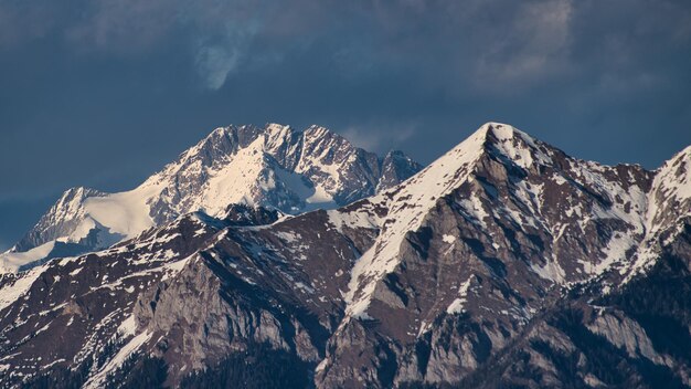 Os alpes orobie e os alpes réticos com o monte disgrazia