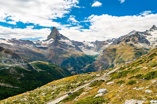 Os Alpes suíços com o Matterhorn perto de Zermatt