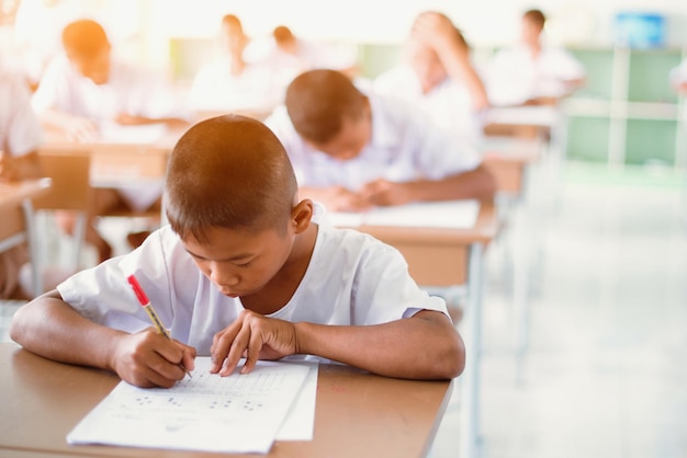 Foto os alunos do ensino fundamental estão estudando no conceito educacional da sala de aula