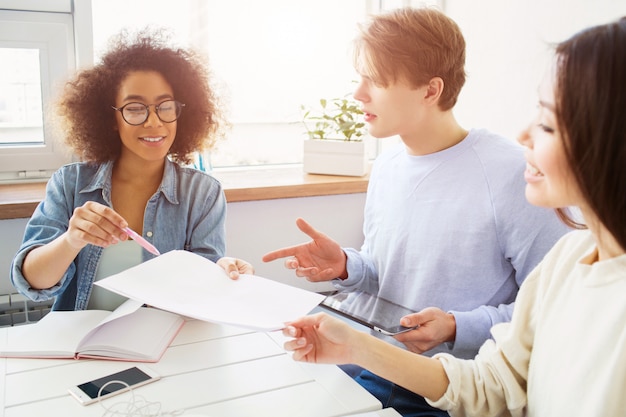 Os alunos estão resolvendo o problema.