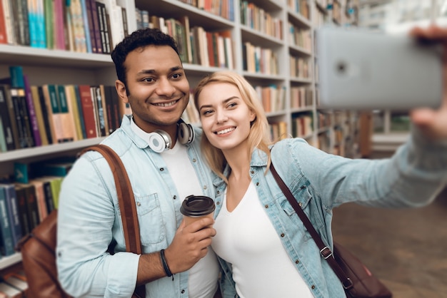 Os alunos estão tomando selfie no telefone.