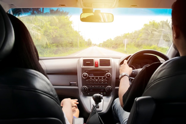 Os amantes estão viajando de carro Há companheiros de rádio instalados no carro A música ajuda a aumentar a felicidade