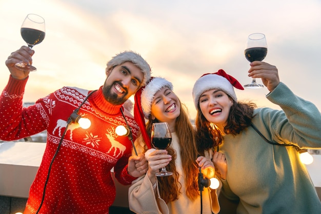 Os amigos estão comemorando o Natal