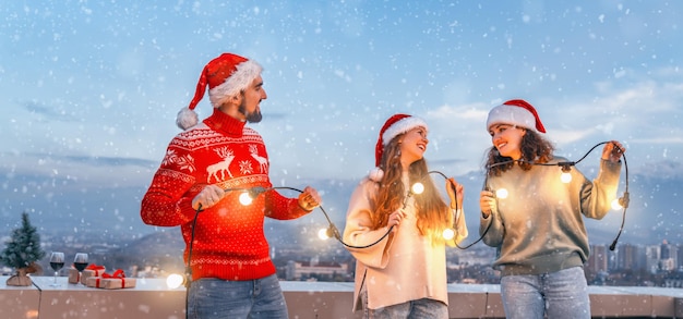 Os amigos estão comemorando o Natal