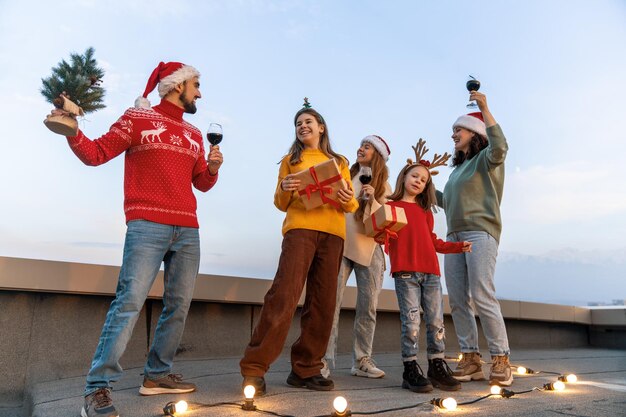 Os amigos estão comemorando o natal