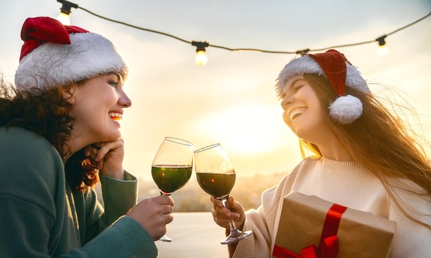 Os amigos estão comemorando o Natal