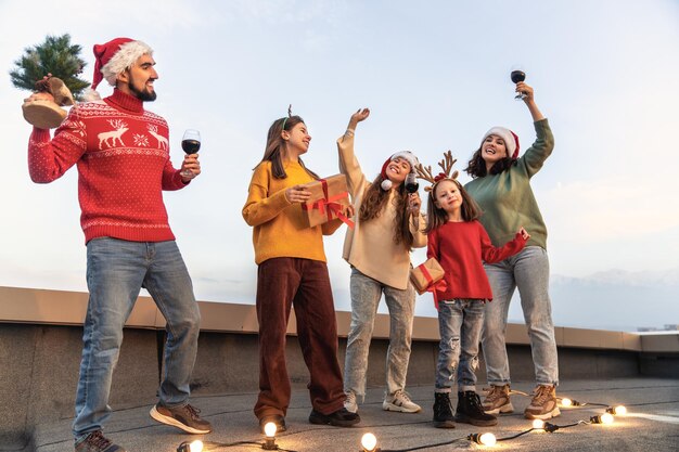 Os amigos estão comemorando o Natal