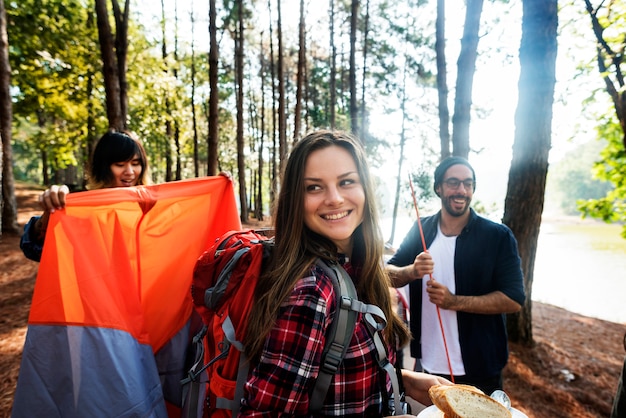 Os amigos exploram o conceito de natureza ao ar livre