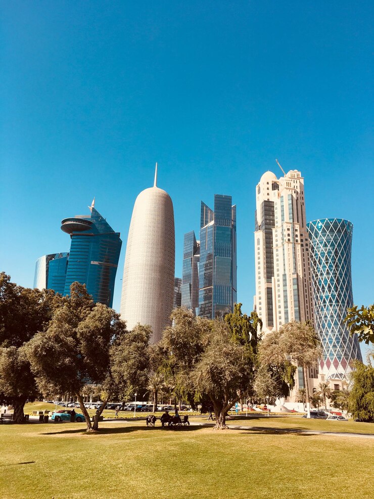 Foto os arranha-céus da baía oeste em doha, qatar, em um dia ensolarado