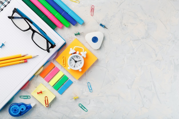 Os artigos de papelaria para a escola e o trabalho criativo estão em cinza.