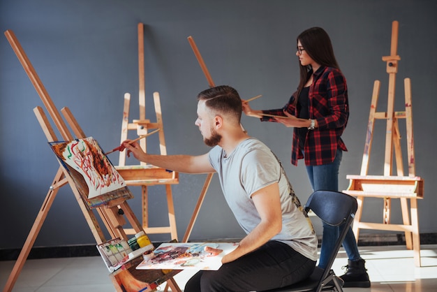 Os artistas pintam quadros no estúdio. Artistas criativos criaram uma imagem colorida pintada em tela com tintas a óleo