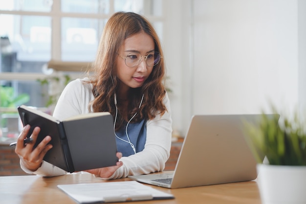 Os asiáticos estudam curso online pela internet em um laptop