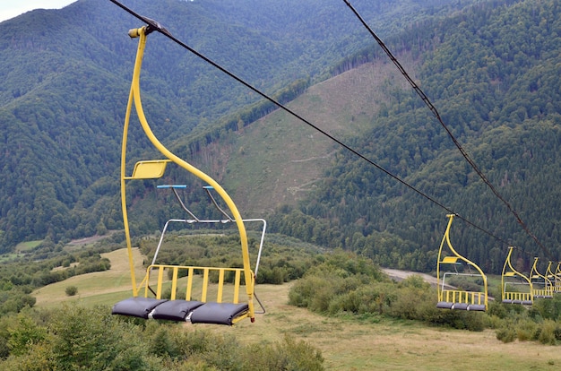 Os assentos do teleférico no fundo do Monte Makovitsa, uma das montanhas dos Cárpatos