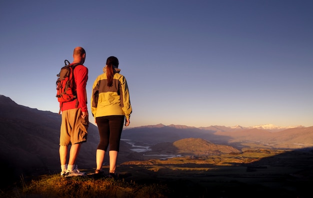 Os aventureiros gostam de um belo nascer do sol, Queenstown, Nova Zelândia.