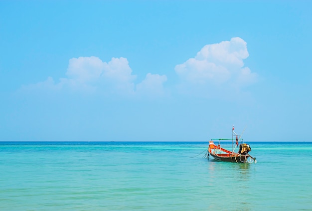 Os barcos de pesca amarraram no mar e a beleza do céu no verão na salada de Haad, koh Phangan.