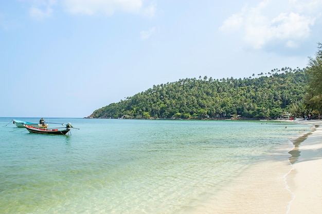 Os barcos de pesca estacionaram na praia na salada de Haad, koh Phangan, Surat Thani em Tailândia.