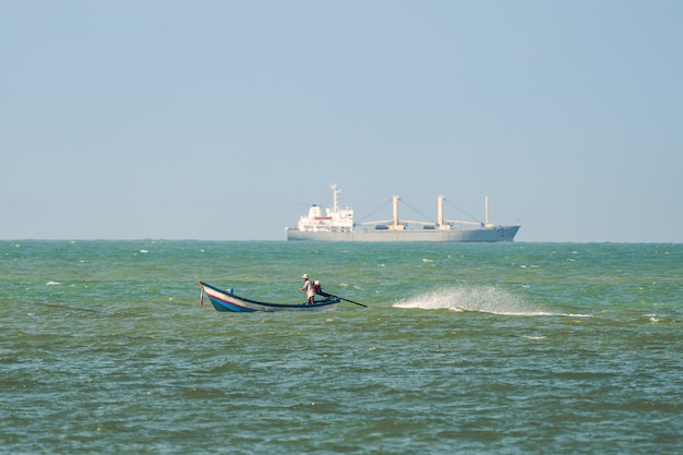 Foto os barcos de pesca locais competem com os transatlânticos por espaço