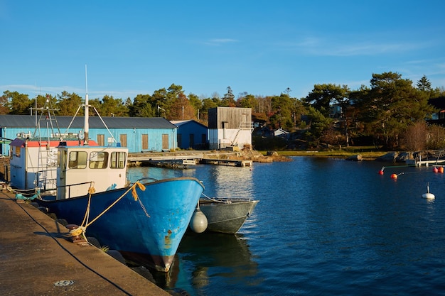Os barcos de pesca no arquipélago de Estocolmo na Suécia