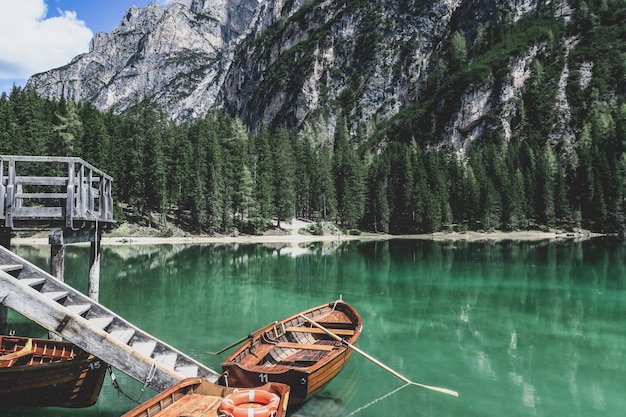 Foto os barcos em lago di braies em tirol sul, itália.