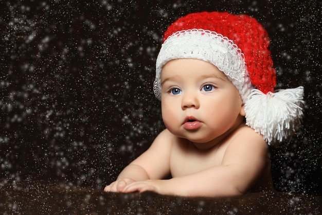 Os bebês estão em chapéus de Papai Noel ano novo e cartão de Natal