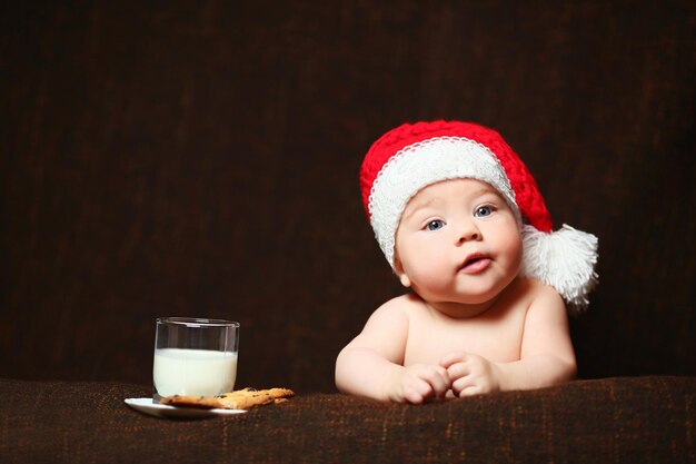 Os bebês estão em chapéus de Papai Noel ano novo e cartão de Natal