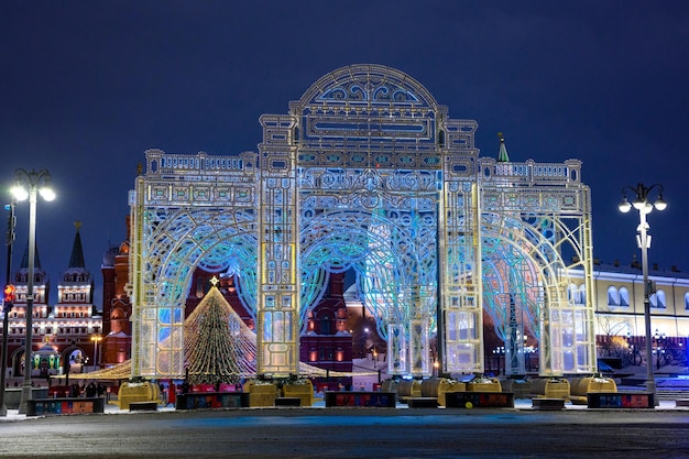 Os belos arcos de decoração de natal iluminados azuis na rua da cidade a tempestade de neve