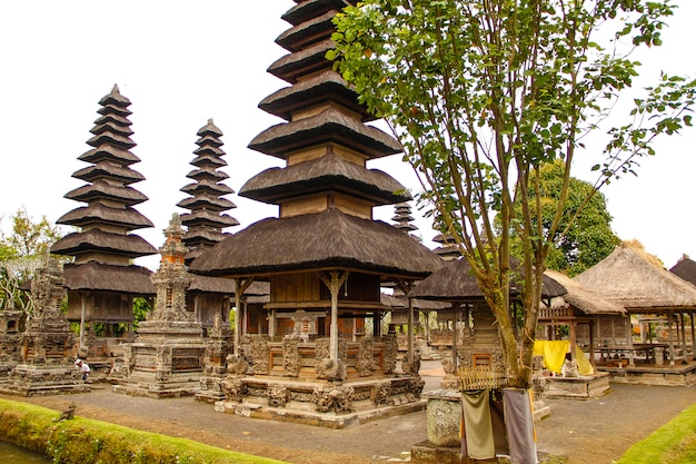 Os belos edifícios do templo da família real em bali. indonésia