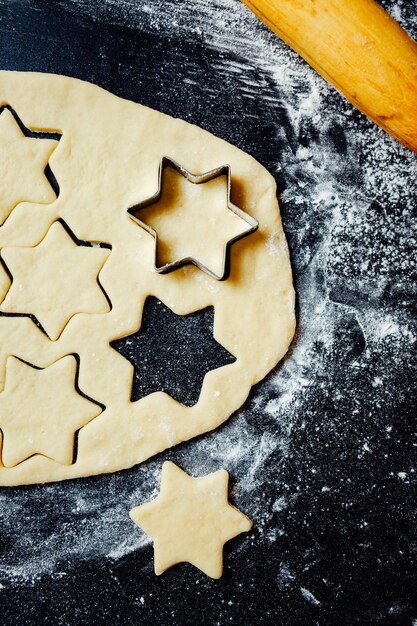 Os biscoitos crus deitados em uma mesa de cozinha foto de estúdio vertical