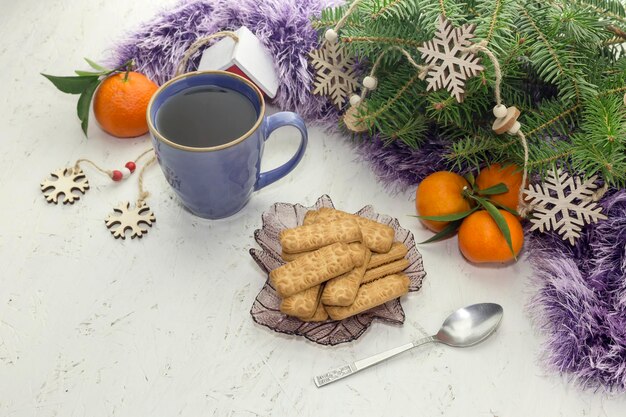 Os biscoitos de natal de tangerinas e uma xícara de chá de ervas