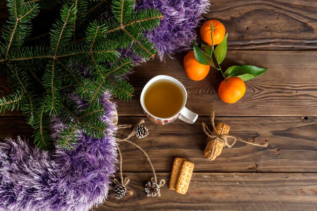 Os biscoitos de natal de tangerinas e uma xícara de chá de ervas
