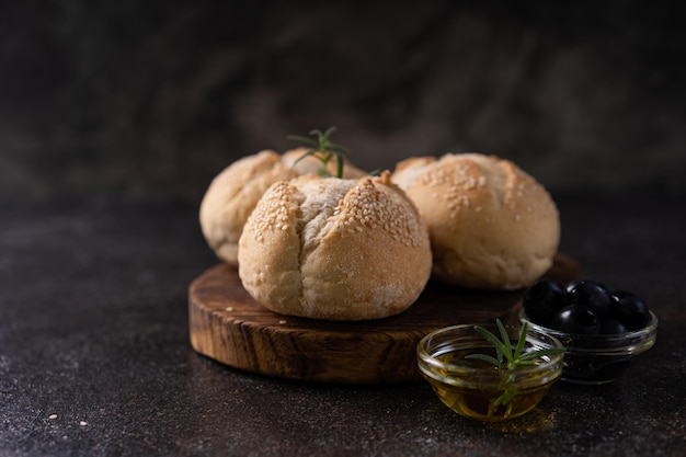 Os bolinhos de pão de sésamo caseiros com sementes de gergelim.