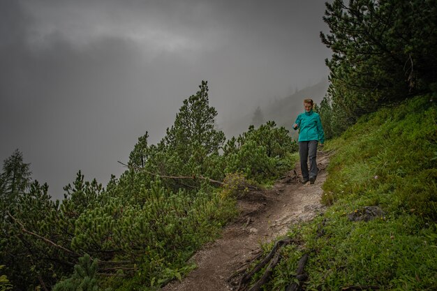 Foto os caminhantes nos alpes austríacos andam em trilhas para caminhadas nas montanhas nos bosques ao redor dos lagos