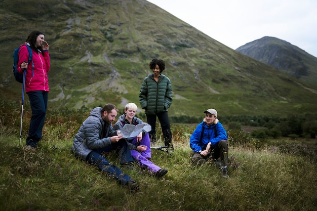 Os caminhantes perdidos nas colinas de glen etive, na escócia