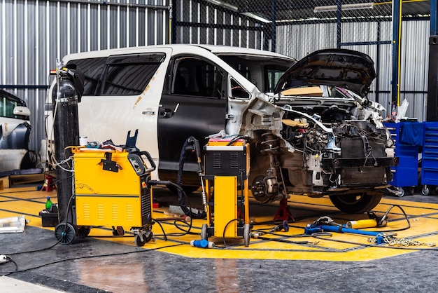 Foto os carros batidos estão sendo reparados dentro do serviço de auto garagem